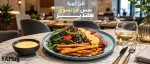 طرز تهیه سس هلندیز که در آن یک بشقاب استیک همرا ه با سس هلندیز در کنار آن در یک کاسه دیده می شود و روی میز یک رستوران قرار گرفته اند