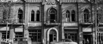 سفری به مجموعه کافه نادری یک عکس از مجموعه نادری یا همان کافه نادری در تهران قدیم که نمای اصلی این ساختمان را به نمایش گذاشته است