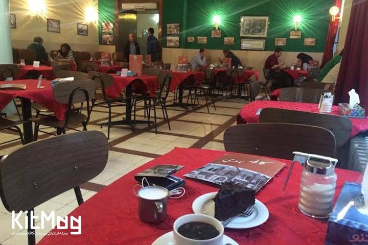 نمای داخلی از کافه نادری که فضا و هارمونی قدیمی خود را حفظ کرده و در آن زن و مرد های مختلف مشغول نوشیدن قهوه می باشند