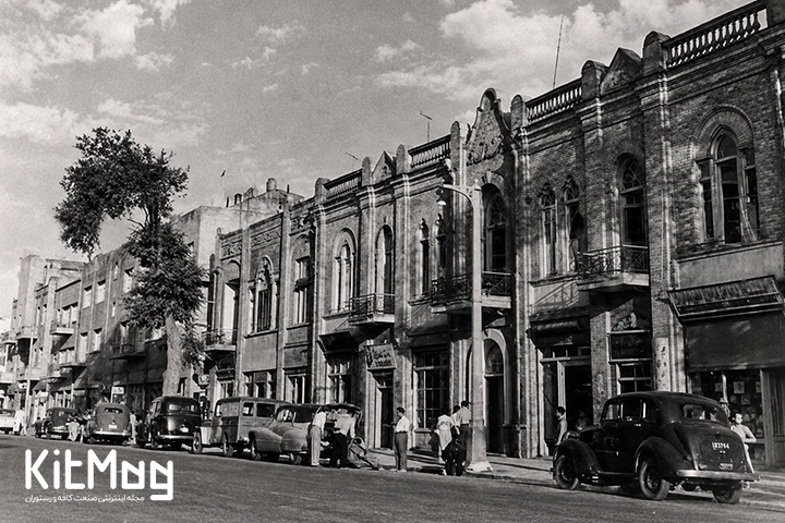 نمایی قدیمی از کافه نادری که به صورت پرسپکتیو گرفته شده است و تهران قدیم را در خیابان نادری قدیم یا همان جمهوری جدید به نمایش می گذارد