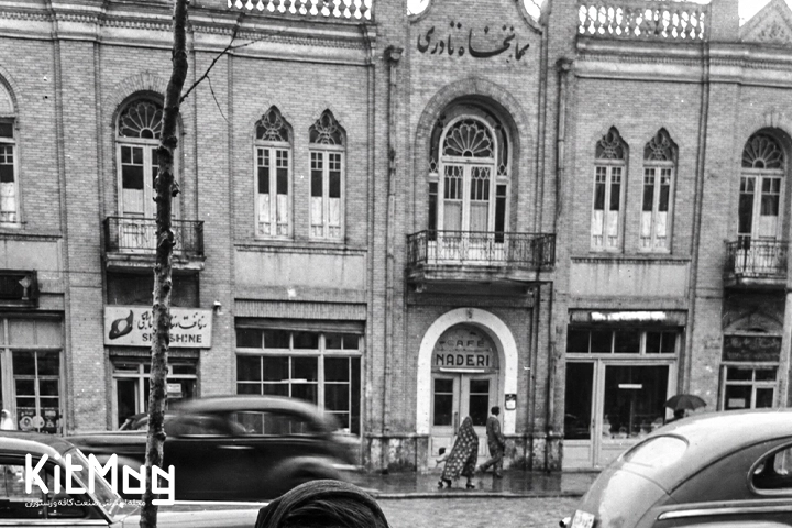 کافه نادری تهران که در سال 1306 از این نمای بیرونی این کافه عکس گرفته شده است که روی آن نوشته مهمانخانه نادری