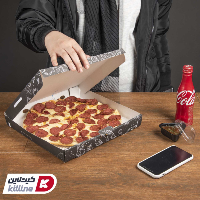 پیتزا پپرونی در جعبه پیتزا مقوایی طرحدار مشکی