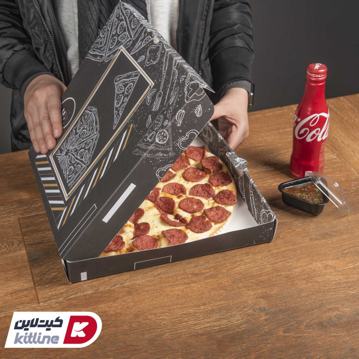 پیتزا پپرونی در جعبه پیتزا مقوایی طرح دار مشکی
