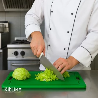 خرد کردن سبزیجات در تخته کار پلی اتیلن سبز۳۰×۵۰ سانتیمتری بست (BEST)