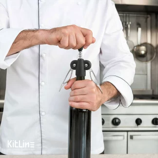 یک اشپز در حال باز کردن یک بطری به وسیله در باز کن پروانه ای