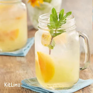 سرو موکتل با طعم هلو در لیوان دسته دار تهیه شده از سیروپ هلو کاسیت