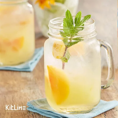 سرو موکتل با طعم هلو در لیوان دسته دار تهیه شده از سیروپ هلو کاسیت