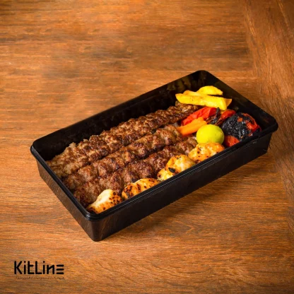 کباب کوبیده و جوجه کباب داخل ظرف غذای مشکی با درب شفاف مناسب مایکروویو