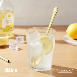 قاشق شربت خوری صنایع استیل مدل رویال تمام مات طلایی که در لیوانی پر از شربت قرار دارد.