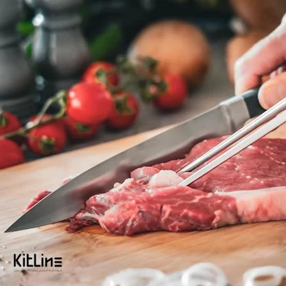 با استفاده از چاقو آشپزخانه ۱۲ سانتیمتری برگهف دسته مشکی در حال برش گوشت