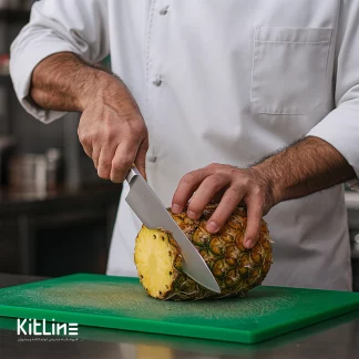 برش اناناس روی تخته کار سبز به وسیله چاقو سرآشپز ۲۰ سانتیمتری ایسل دسته استیل