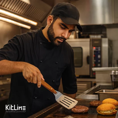 آشپزی با استفاده از کاردک خم شیاردار دسته چوبی نمره ۱۰ کوکینگ فلیم (Cooking Flame) در حال گریل برگر