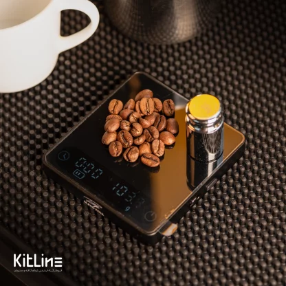 با استفاده از ترازو دیجیتال مینی ۲۰۰۰ گرمی بلند پرک (BLEND PERK) مدل N-02 در حال وزن گرفتن قهوه است.