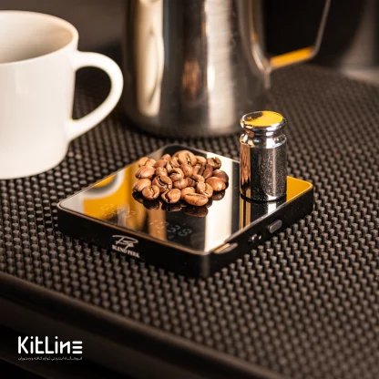 با استفاده از ترازو دیجیتال مینی ۲۰۰۰ گرمی بلند پرک (BLEND PERK) مدل N-02 در حال وزن گرفتن قهوه است.