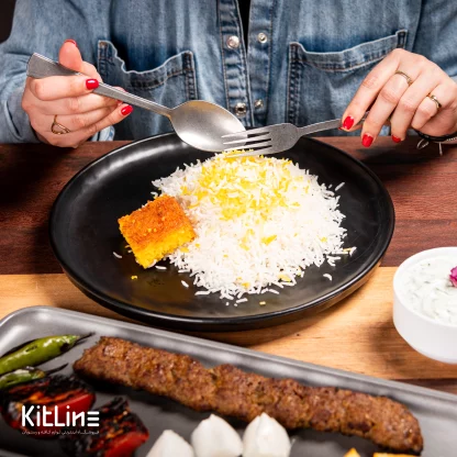 در پیشدستی ملامین ۲۰ سانتیمتری موج دار مشکی Fede Group که در آن برنج سرو شده است.