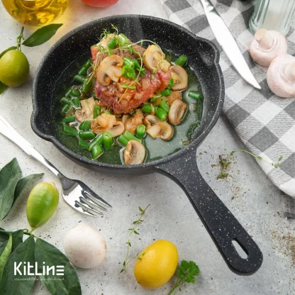 پخت مرغ و قارچ در تابه چدنی تک دسته سایز ۱۴ نالینو مدل یونیکا (Unica)