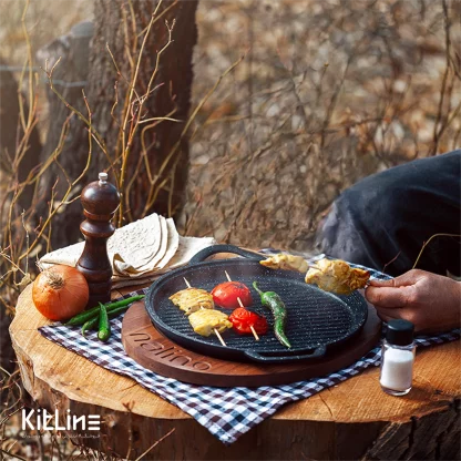 سرو جوجه به همراه گوجه فرنگی در تابه گریل چدن سایز ۲۶ نالینو مدل پادلا (Padela)