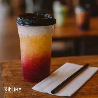 لیوان آیس پک یکبار مصرف پت ۵۰۰ میلی لیتری صنایع پلاستیک خوزستان که در آن یک ترکیب جذاب از نوشیدنی خنک و تابستانی قرار دارد.