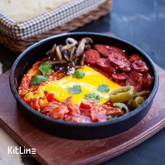 املت سوسیس تخم مرغ در پلیت چدنی گرد با زیره چوبی ساده CW104