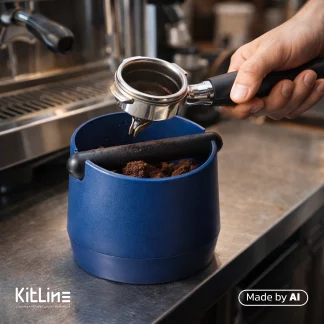 خالی کردن کیک قهوه بعد عصاره گیری داخل ناک باکس پلاستیکی سرمه ای ۱۵ سانتیمتری Barista space