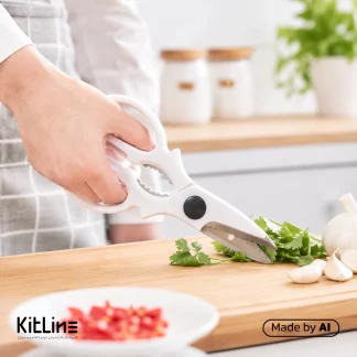 برش سبزیجات در ‏قیچی آشپزخانه